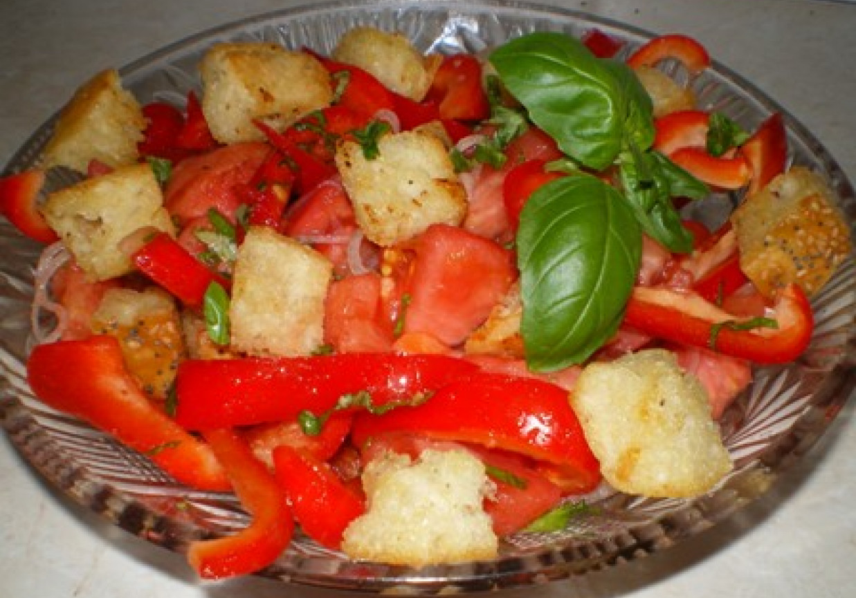 Panzanella - włoska sałatka z chlebem foto