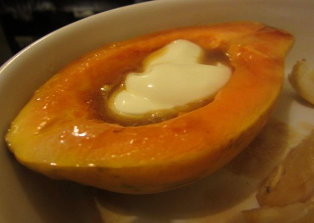 Fotografia przedstawiająca papaja z cukrem z limonki i jogurtem