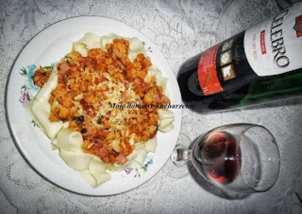Fotografia przedstawiająca Pappardelle z kalafiorem i czerwonym winem