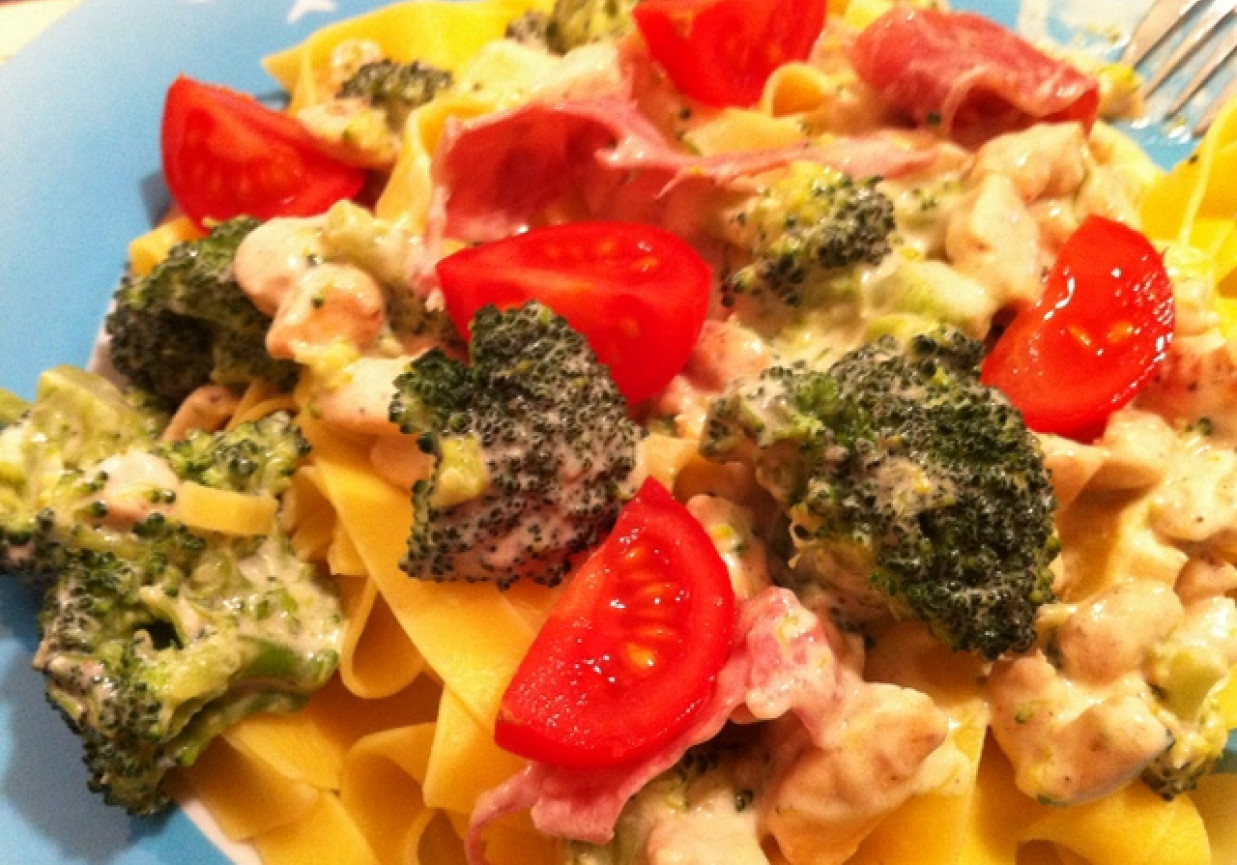 Pappardelle z szynką parmeńską i brokułami foto