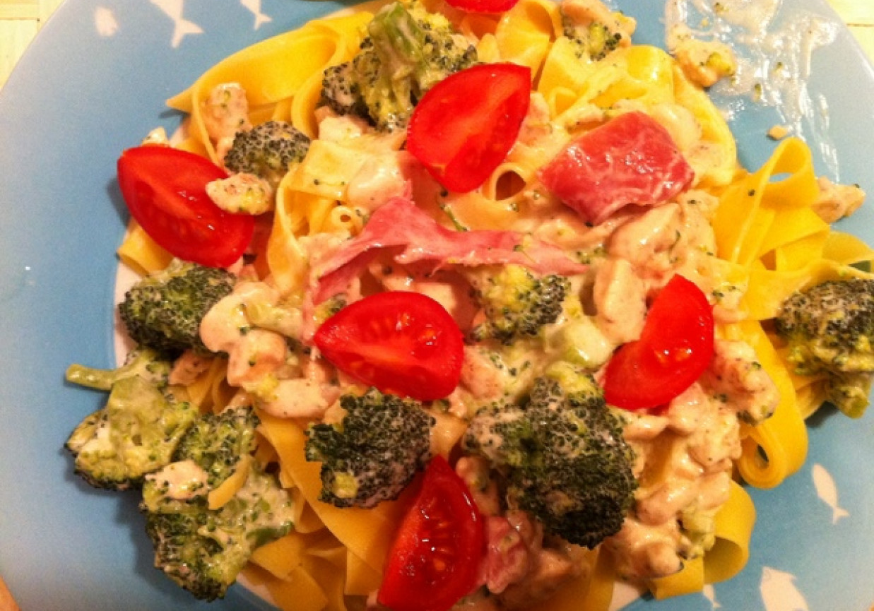 Pappardelle z szynką parmeńską i brokułami foto