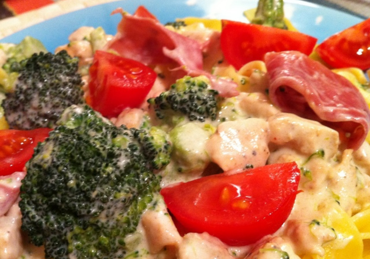 Pappardelle z szynką parmeńską i brokułami foto