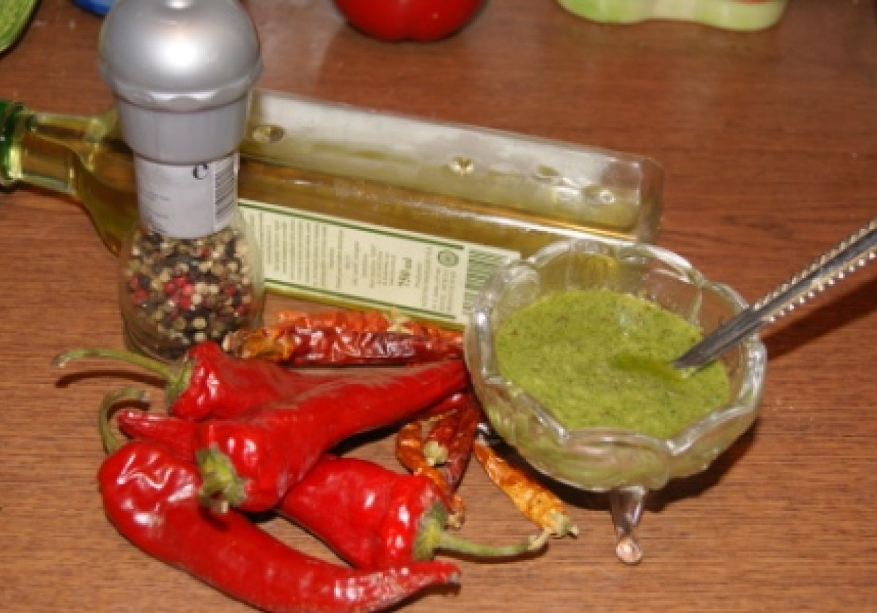 Papryczki chili w oleju z zieloną salsą foto