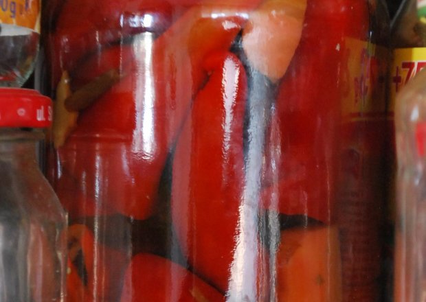 Fotografia przedstawiająca papryczki chilli marynowane