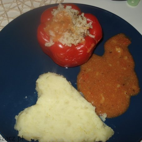 Krok 5 - Papryka czerwona faszerowana z sosem pomidorowym foto