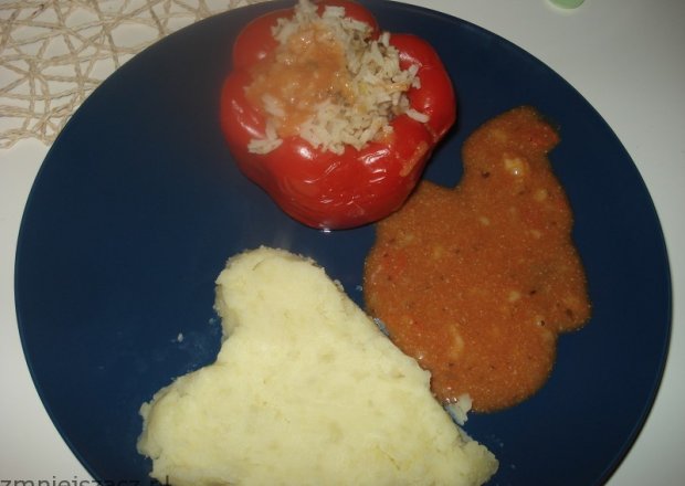 Fotografia przedstawiająca Papryka czerwona faszerowana z sosem pomidorowym
