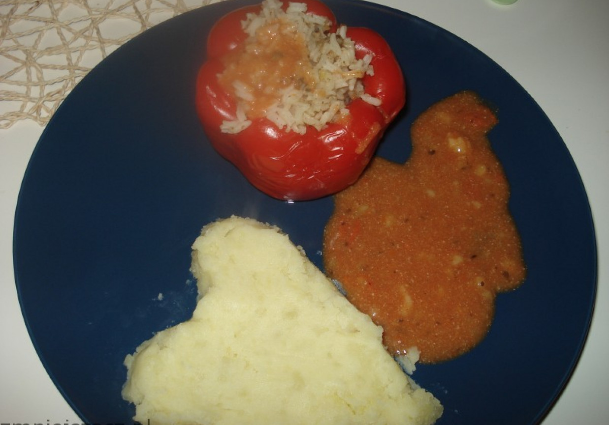 Papryka czerwona faszerowana z sosem pomidorowym foto