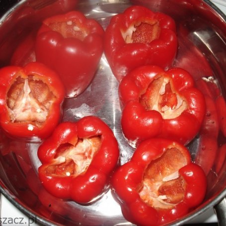 Krok 1 - Papryka czerwona faszerowana z sosem pomidorowym foto