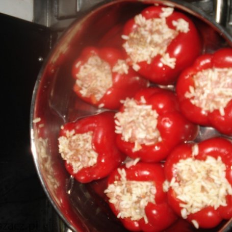 Krok 3 - Papryka czerwona faszerowana z sosem pomidorowym foto