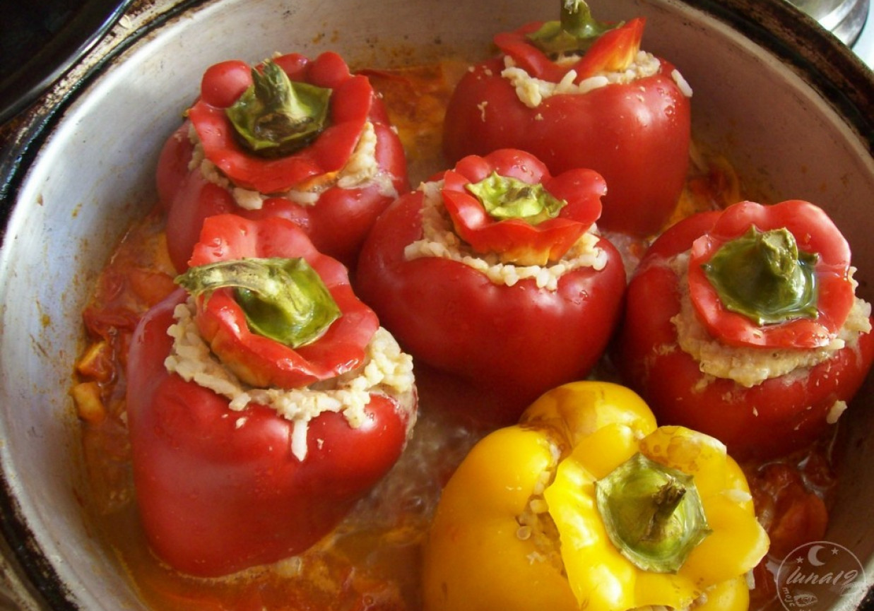Papryka faszerowana duszona w pomidorach foto