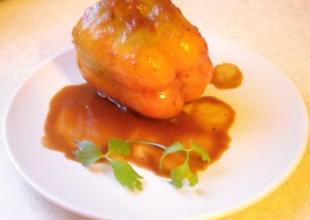 Fotografia przedstawiająca Papryka faszerowana, duszona w sosie pomidorowym.