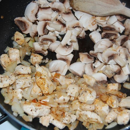 Krok 2 - Papryka faszerowana filetem z kurczaka,pieczarkami i fasolką szparagową foto