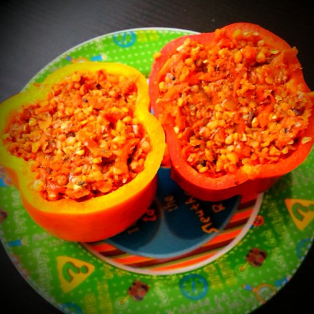 Krok 5 - Papryka faszerowana kaszą gryczaną i warzywami z pomidorową karkówką foto