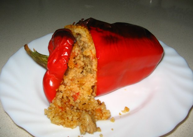 Fotografia przedstawiająca Papryka faszerowana kuskusem cebulowo-pomidorowym