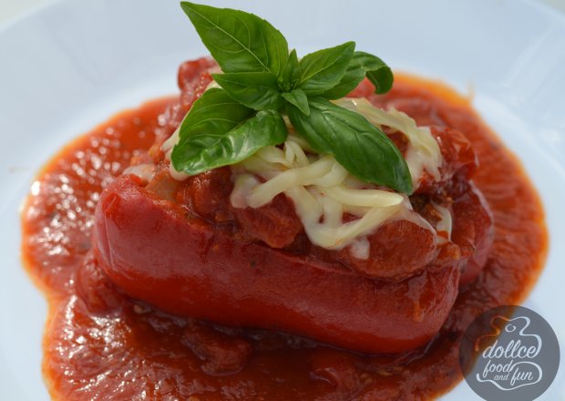 Fotografia przedstawiająca Papryka faszerowana w sosie pomidorowym
