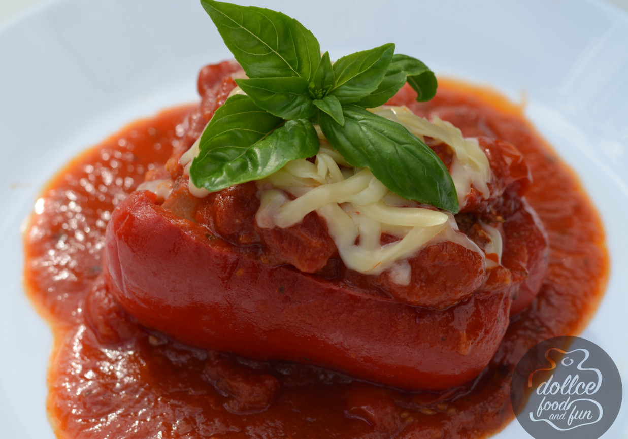 Papryka faszerowana w sosie pomidorowym foto