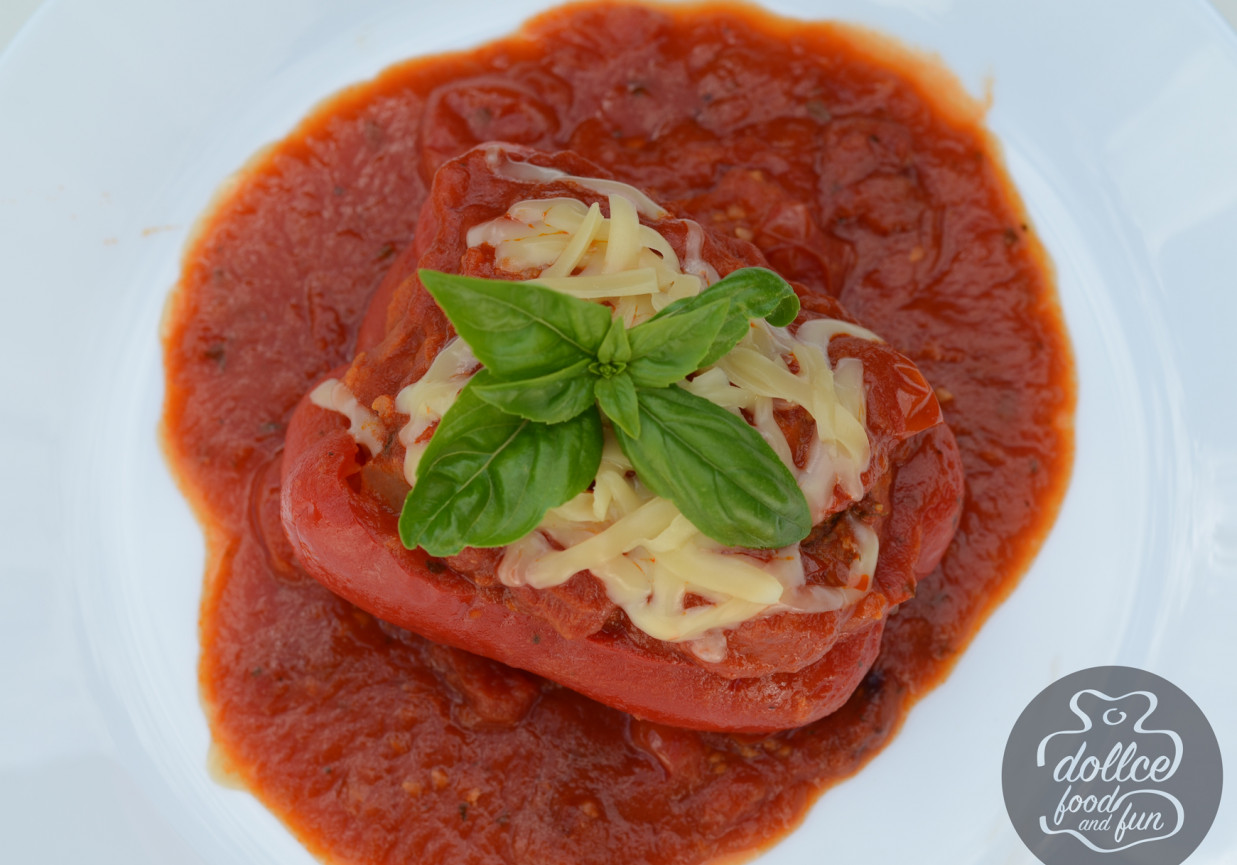 Papryka faszerowana w sosie pomidorowym foto