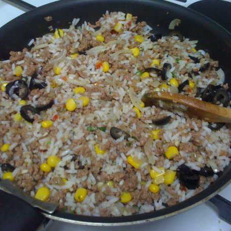 Krok 2 - Papryka faszerowana wołowiną i ryżem z sosem beszamelowym foto