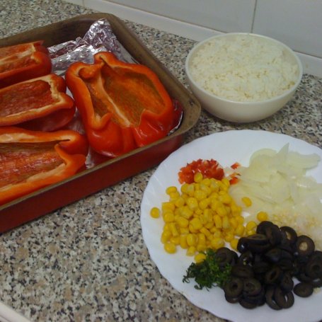 Krok 1 - Papryka faszerowana wołowiną i ryżem z sosem beszamelowym foto