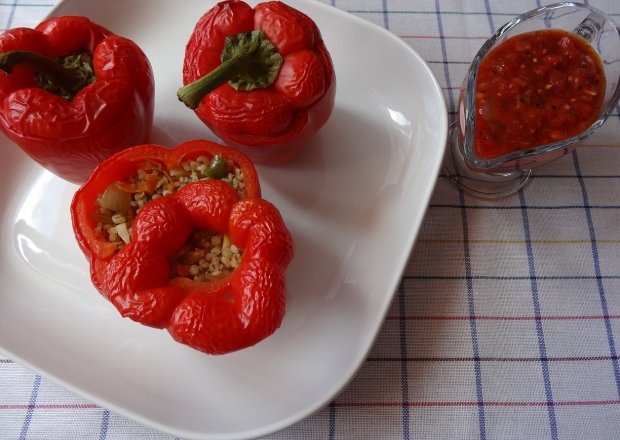 Fotografia przedstawiająca Papryka faszerowana z sosem pomidorowym
