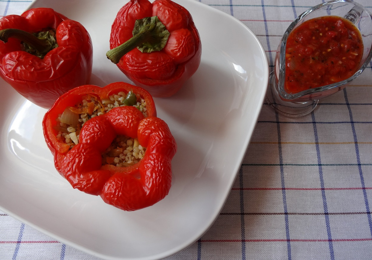 Papryka faszerowana z sosem pomidorowym foto