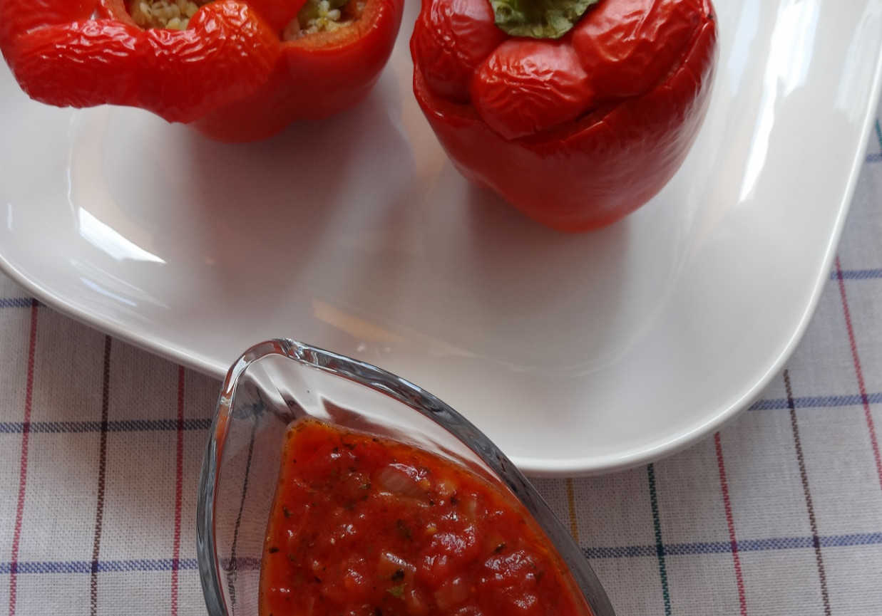 Papryka faszerowana z sosem pomidorowym foto