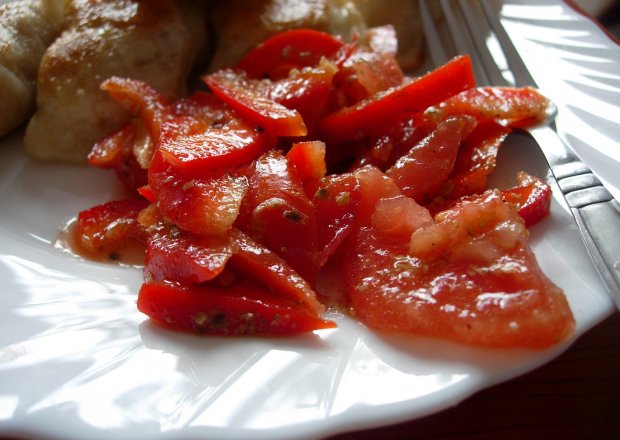 Fotografia przedstawiająca Papryka i pomidor z pesto