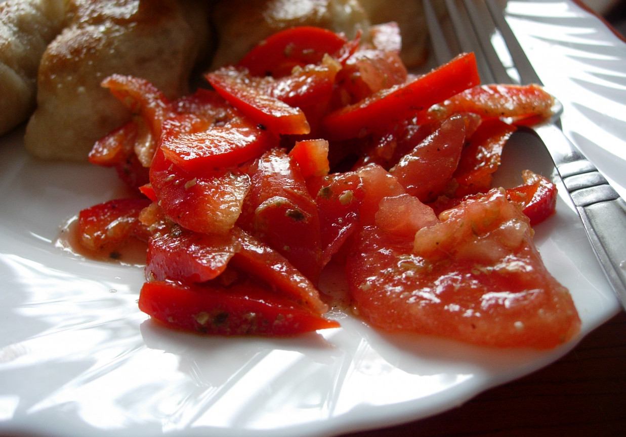 Papryka i pomidor z pesto foto