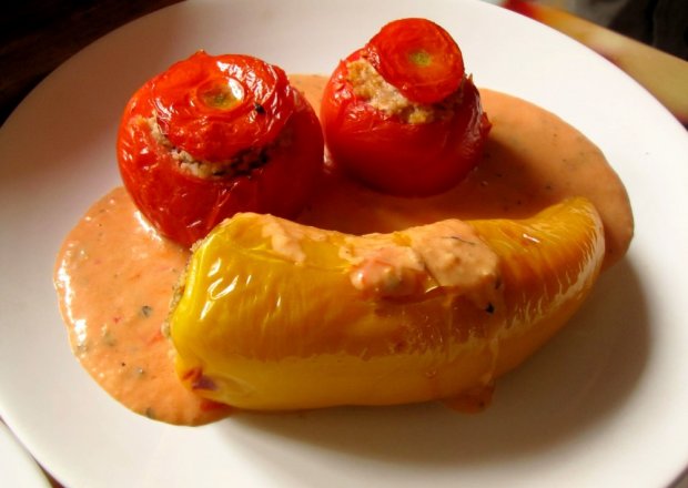 Fotografia przedstawiająca Papryka i pomidory faszerowane kuskusem i mięsem mielonym