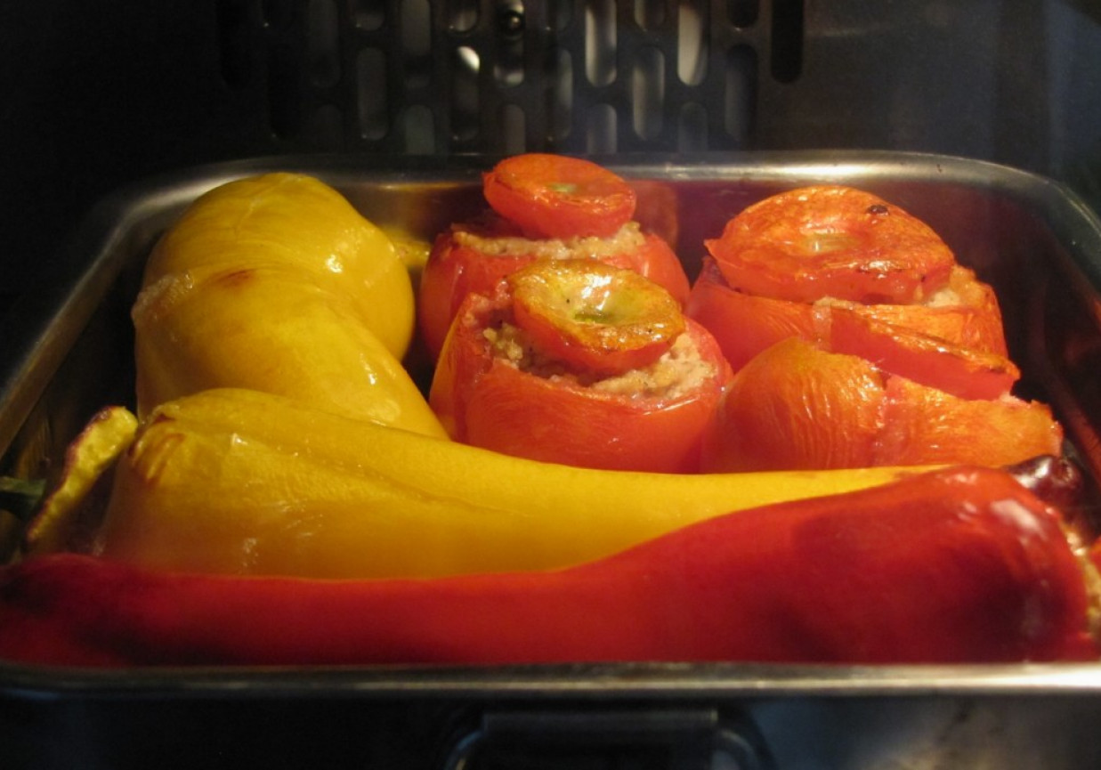 Papryka i pomidory faszerowane kuskusem i mięsem mielonym foto
