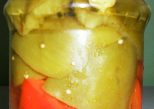 Fotografia przedstawiająca papryka marynowana w oliwie