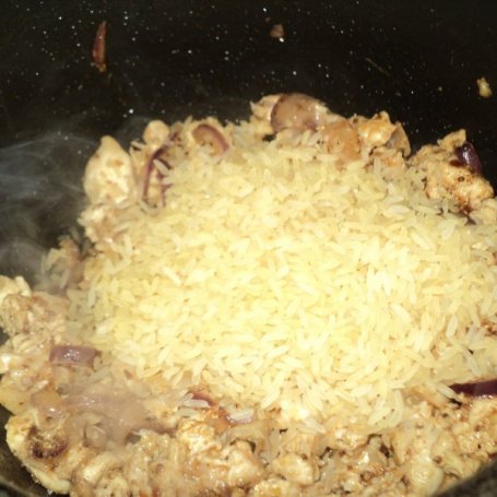 Krok 3 - Papryka nadziewana ryżem, filetem i gruszką na winie  foto