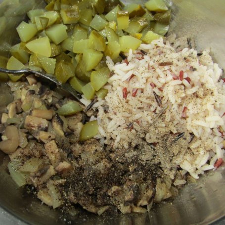 Krok 3 - Papryka nadziewana ryżem, ogórkiem i pieczarkami foto