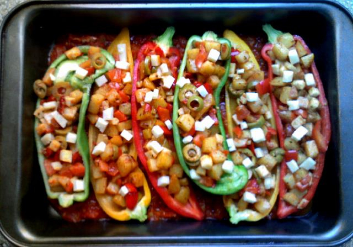 Papryka nadziewana ziemniakami i zielonymi oliwkami na pomidorowym sosie foto