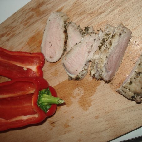 Krok 1 - Papryka słodka spiczasta zapiekana z polędwiczką wieprzową, pestkami dyni i wędzona Mozzarelą :) foto