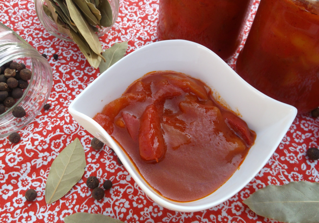 Papryka w sosie pomidorowym. foto
