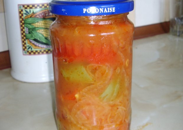 Fotografia przedstawiająca papryka w zalewie pomidorowo cebulowej