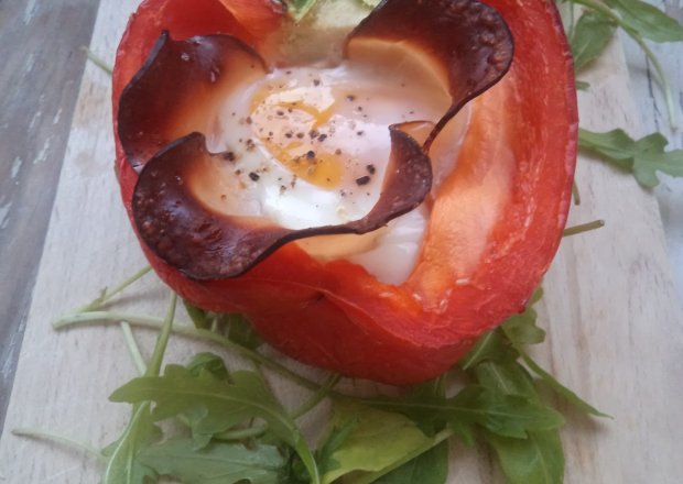 Fotografia przedstawiająca Papryka zapiekana z jajkiem i szynką na rukoli  -propozycja śniadaniowa :)