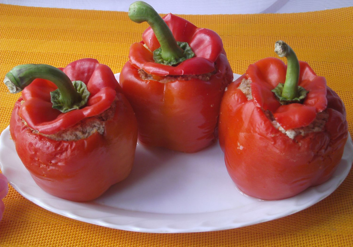 Papryki faszerowane komosą ryżową i mięsem mielonym foto