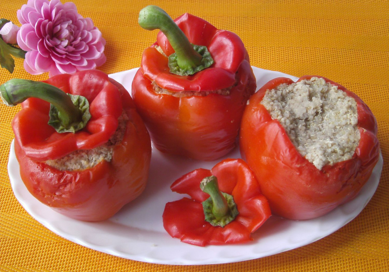 Papryki faszerowane komosą ryżową i mięsem mielonym foto