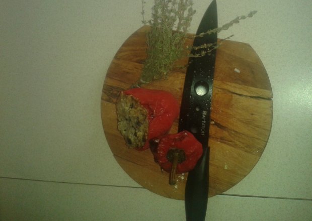 Fotografia przedstawiająca Papryki faszerowane mielonym mięsem i kaszą jaglaną
