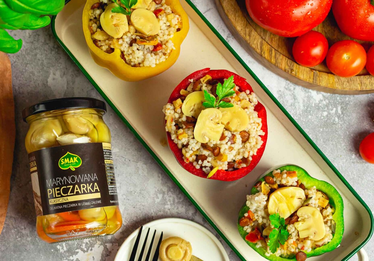 Papryki faszerowane ryżem, soczewicą i pieczarkami foto