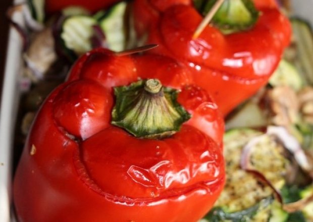 Fotografia przedstawiająca Papryki nadziewane kaszą gryczaną z warzywami