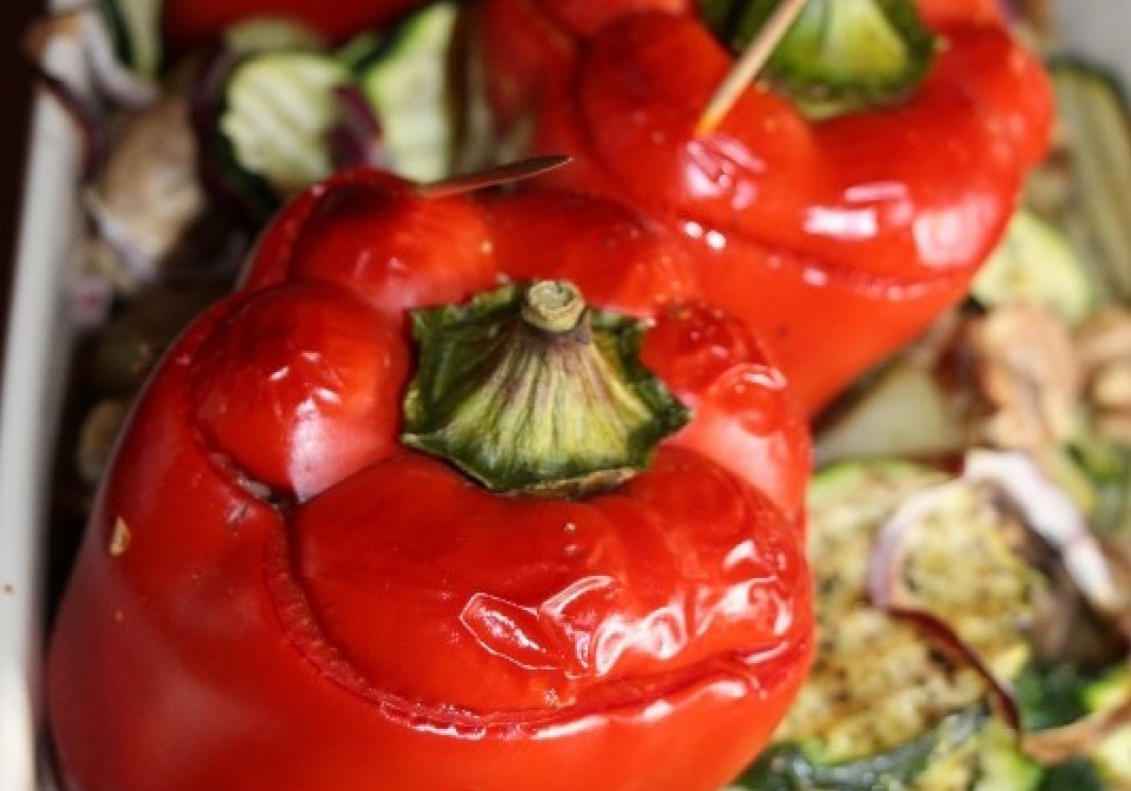 Papryki nadziewane kaszą gryczaną z warzywami foto