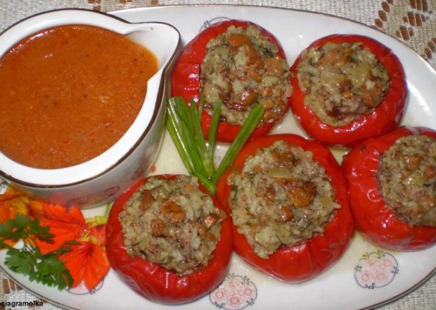 Fotografia przedstawiająca Papryki pomidorowe faszerowane ( z kurkami ) :