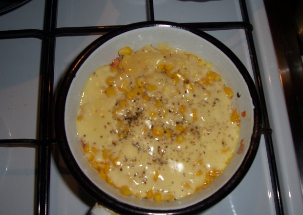 Fotografia przedstawiająca paprykowa mortadela zapiekana z serem