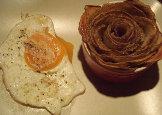 Fotografia przedstawiająca Paprykowa róża z ziemniaków
