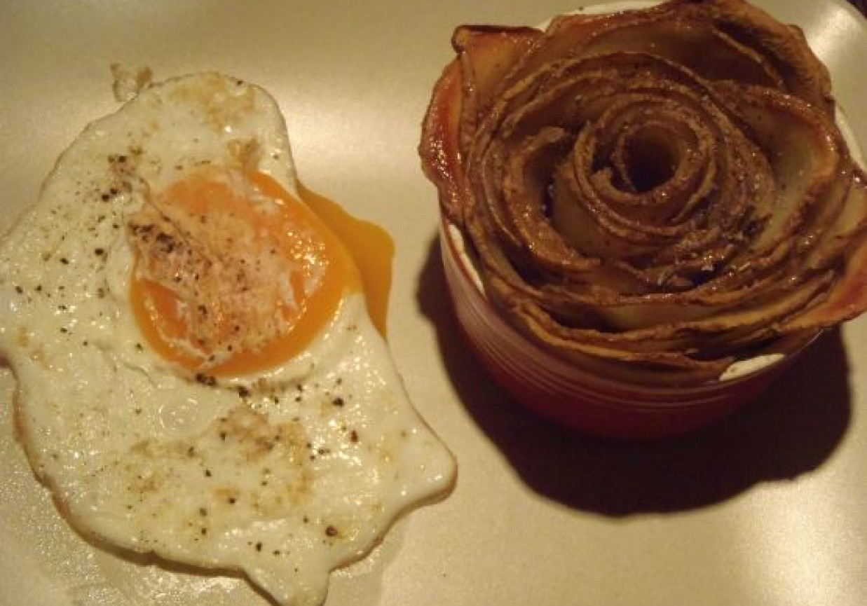 Paprykowa róża z ziemniaków foto