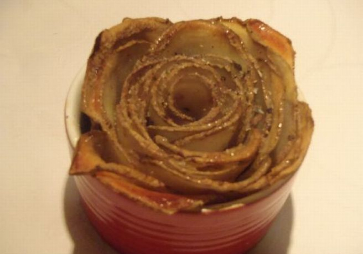 Paprykowa róża z ziemniaków foto