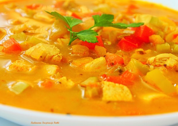 Fotografia przedstawiająca Paprykowa zupa curry z kurczakiem